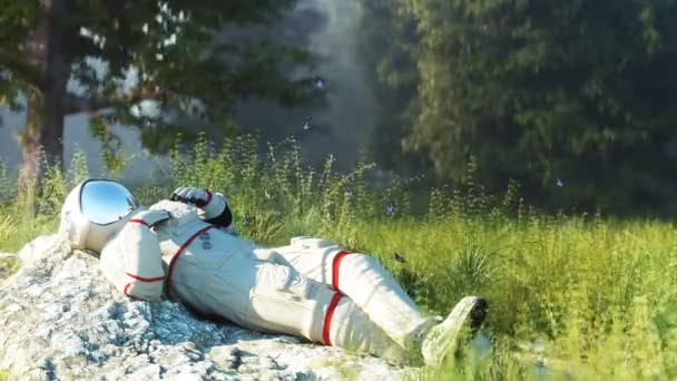 Astronauta ocioso na floresta. Animação 4k realista . — Vídeo de Stock