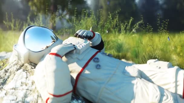 Astronaut sysslolös i skogen. Realistisk 4k-animation. — Stockvideo