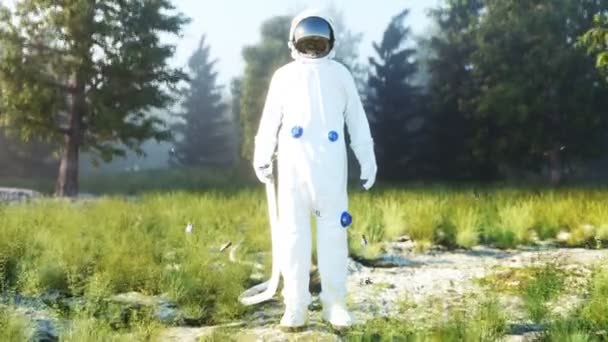 Astronaut untätig im Wald. Realistische 4k-Animation. — Stockvideo