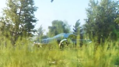 Ormanda geleceğin uçan arabası. Gelecek kavramı. Gerçekçi 4k animasyonu.