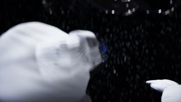 Astronaut und menschlicher Schädel im Weltraum in Glaskugel. Apokalypse-Konzept. 3D-Darstellung. — Stockvideo