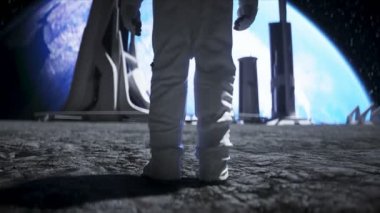 Astronot Ay 'da aylak aylak dolaşıyor. Gerçekçi 4k animasyonu.