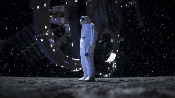 Astronaut na měsíci zůstává nečinný. Realistická animace 4k. — Stock video