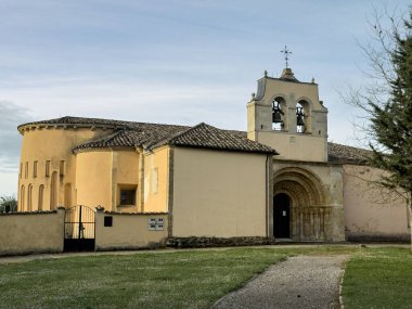 Romen manastırı. Huzurlu bir kırsal alanda taş zili gable ve kemerli kapı.