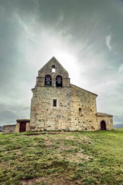Kuzey İspanya kırsal kesiminde çan kulesi olan küçük bir ortaçağ inziva yeri.