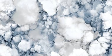 Bulutlu mavi-gri oluşumları ve hassas doğal damarları olan beyaz mermer yüzey..