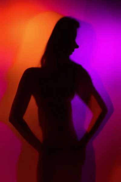 Bir Kız Çamaşırı Giyen Mor Turuncu Renk Işık Silüeti Mat — Stok fotoğraf