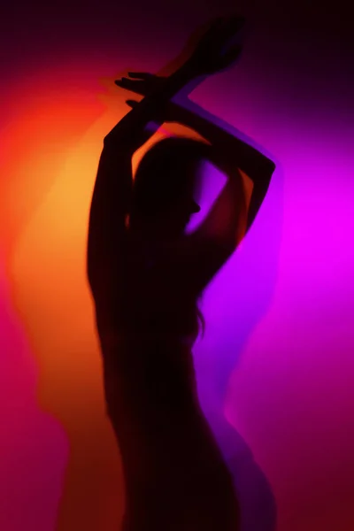 Silhouette Una Ragazza Viola Arancione Colore Chiaro Indossando Lingerie Sparato — Foto Stock