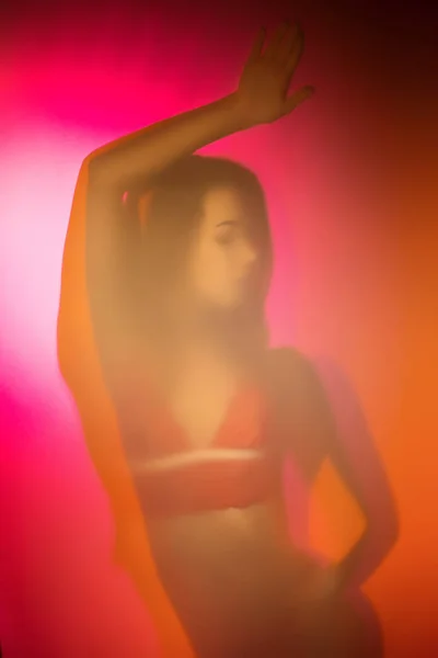 紫色和橙色的女孩的剪影穿着内衣拍摄通过哑光玻璃 — 图库照片