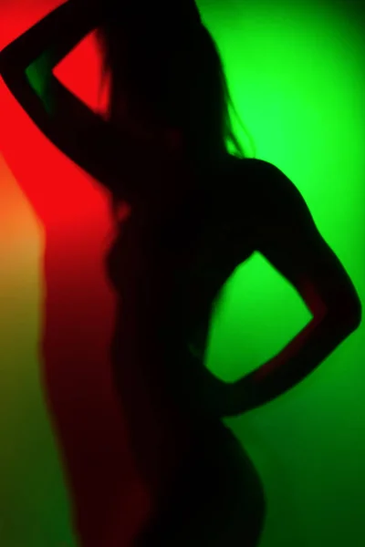Σιλουέτα Ενός Κοριτσιού Πράσινο Και Κόκκινο Χρώμα Φως Φορώντας Εσώρουχα — Φωτογραφία Αρχείου
