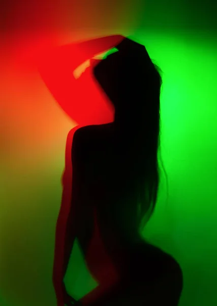 绿色和红色的女孩的剪影穿着内衣拍摄通过哑光玻璃 — 图库照片
