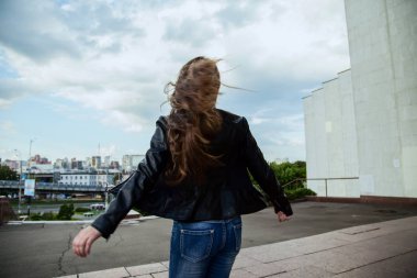 Genç güzel esmer kız, makyaj yok portresi açık yakından. Model sokakta poz. Yaz güneşli gün. Kadın doğal güzellik kavramı