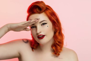 İğne yapmak yukarıya ile güzel bir kırmızı saçlı kız portresi up ve saç Studio, renkli arka plan, duygular