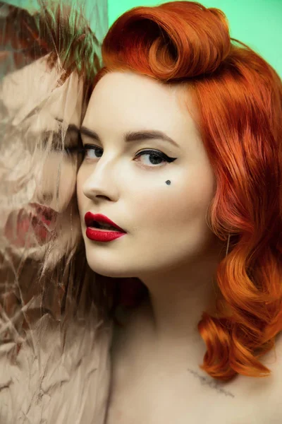 Retrato Una Hermosa Chica Pelirroja Con Pin Maquillaje Cabello Estudio —  Fotos de Stock