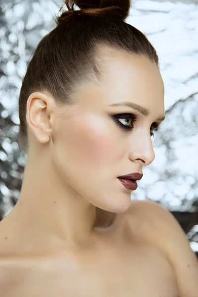 Retrato Belleza Una Joven Atractiva Usando Maquillaje Estudio Sobre Fondo — Foto de Stock