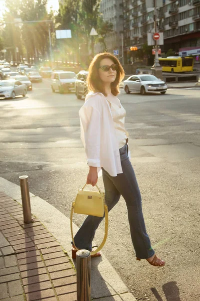 Retrato Aire Libre Hermosa Mujer Joven Morena Paseo Con Estilo —  Fotos de Stock