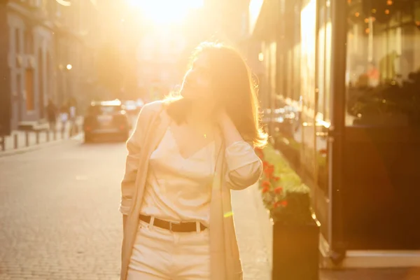 Retrato Aire Libre Hermosa Mujer Joven Morena Paseo Con Estilo —  Fotos de Stock