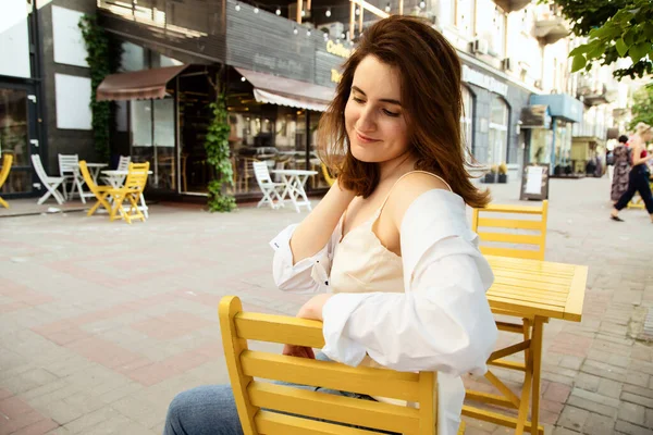 Retrato Aire Libre Hermosa Mujer Joven Morena Paseo Con Estilo —  Fotos de Stock