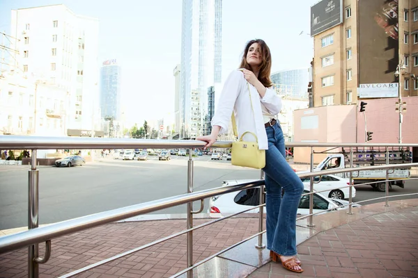 Retrato Aire Libre Hermosa Mujer Joven Morena Paseo Con Estilo —  Fotos de Stock