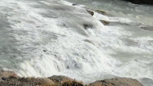 Wide river with flows over rocks on a bottom, landscape of reservoirs in clear day — Stock Footage Wide river with flows over rocks on a bottom, landscape of reservoirs in clear day Royalty Free Stock Footage
