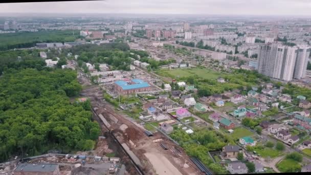 Aerial view on area of small private living houses in outskirts of city in daytime — Stock Footage Aerial view on area of small private living houses in outskirts of city in daytime Royalty Free Stock Video