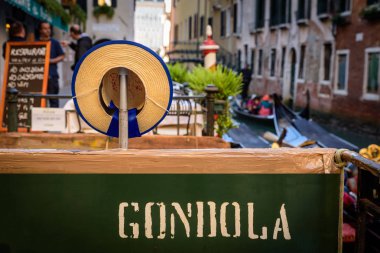 Venice, İtalya - 24 Ekim 2017: Venedik, İtalya bir restoranda bir pick-up noktada asılı bir şair'ın şapka.