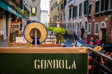 Venice, İtalya - 24 Ekim 2017: Venedik, İtalya bir restoranda bir pick-up noktada asılı bir şair'ın şapka.