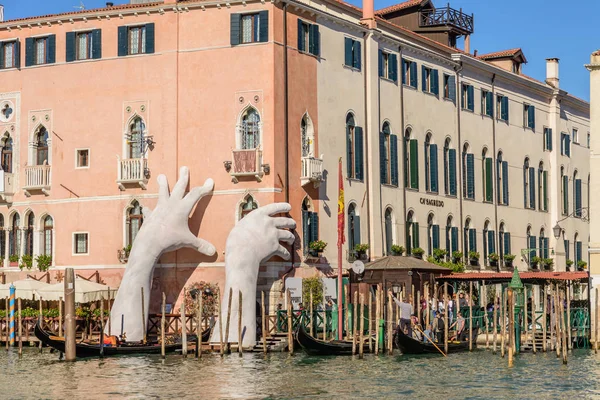 Venice Italy October 2017 Lorenzo Quinns Artwork Support Sculpture Salgrado — Stock Photo, Image