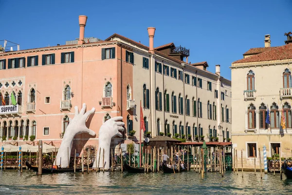 Venice Italy October 2017 Lorenzo Quinns Artwork Support Sculpture Salgrado — Stock Photo, Image