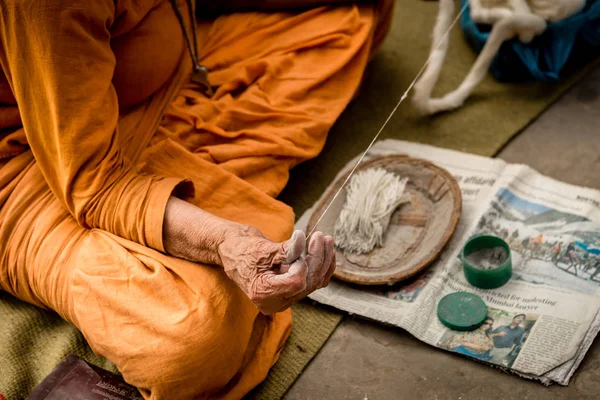 Varanasi India Febbraio 2015 Una Donna Anziana Seduta Fuori Filatura — Foto Stock