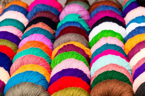 印度商店销售彩色纱线的选择 — 图库照片