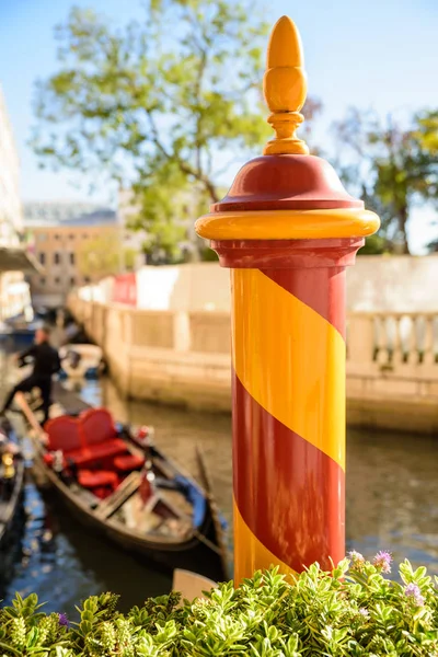 Kuning Dan Merah Paline Sebuah Gondola Tambatan Dekat Dengan Baglioni — Stok Foto