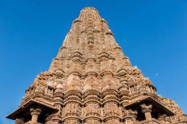 Khajuraho, Hindistan - 30 Ocak 2015: Shiva Tapınağı'nda anıtlar, Hindu, Budist ve Jain tapınaklar Madhya Pradesh, Hindistan bir grup Khajuraho Grup