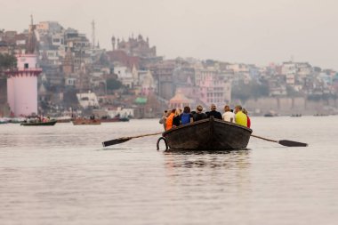 Tekne turist Varanasi, Hindistan yanan ghats kremasyon sitesinde doğru kürek ile dolu.