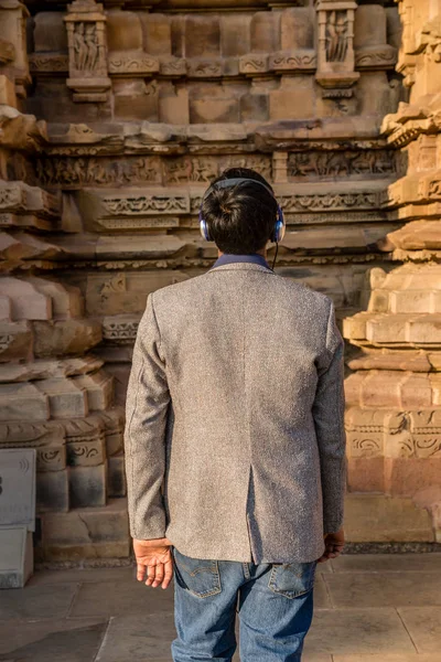 Khajuraho India January 2015 Man Listening Audio Tour Headphones Shiva — Stock Photo, Image