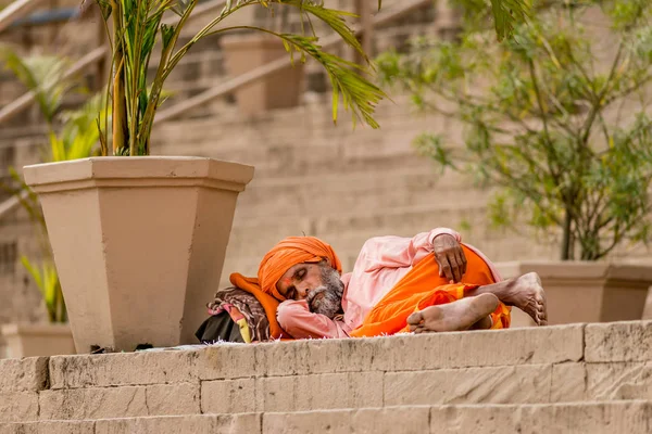 Vārānasi India Februari 2015 Hinduisk Pilgrim Sover Dagen Ghats Varanasi — Stockfoto