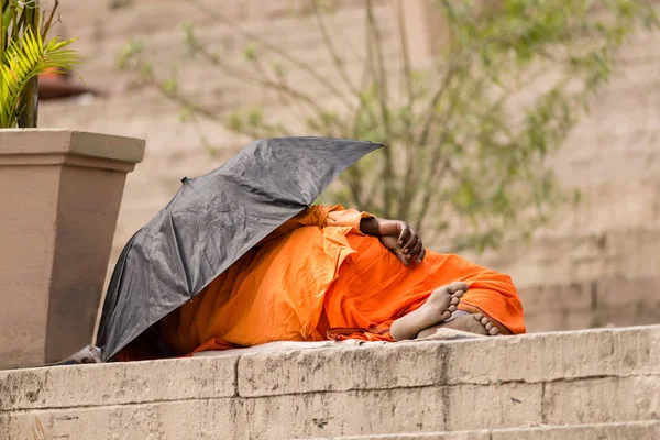 Hindu Hacı Ghats Varanasi Hindistan Bir Şemsiye Altında Uyku — Stok fotoğraf