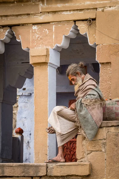 Varanasi India Februari 2015 Een Hindoe Pelgrim Rusten Overdag Ghats — Stockfoto