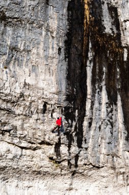 Malham, İngiltere - 18 Kasım 2012: Kaya tırmanışçısı doğal kireç taşı oluşumu Malham Cove kış 18 Mart 2012 Malham, İngiltere'de tarih
