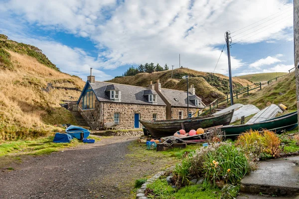 Cottage Piccole Barche Pesca Nel Villaggio Crovie Nell Aberdeenshire Scozia — Foto Stock