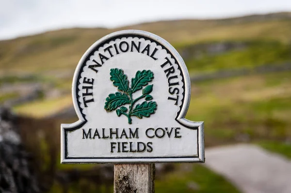 Malham Anglie Listopadu 2012 National Trust Znamení Malham Cove — Stock fotografie