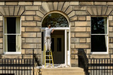 Edinburgh, İskoçya - 10 Mayıs 2016: Edinburgh kasabanın yeni binada bir zarif Gürcü binanın çalışan profesyonel ressam.