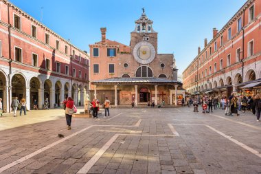 Venedik, İtalya - 23 Ekim 2017: San Giacomo di Rialto Rialto bridge yakınındaki küçük bir avlunun bir kilise olduğunu.