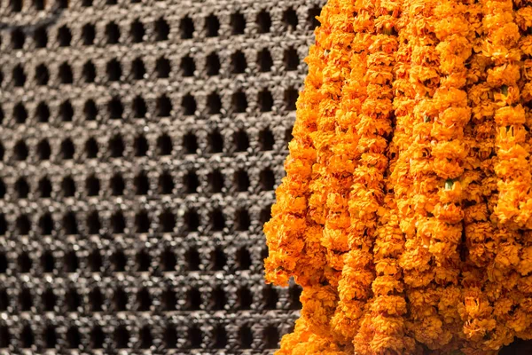 Bossen Van Oranje Tagetes Tegen Achtergrond Van Een Metalen Raster — Stockfoto
