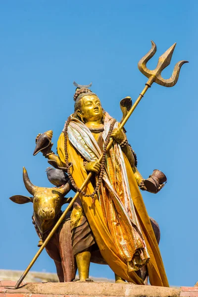 Gangalal Marg, Katmandu - 13 Şubat 2015: Shiva ve Nandi heykel giriş kapısı Mahendreswor Tapınağı üzerine.