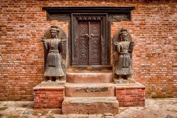 Bhaktapur Nepal Febrero 2015 Dos Estatuas Entrada Del Templo Hindú —  Fotos de Stock