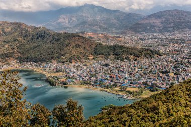Merkez Nepal Pokhara şehir havadan görünümü.