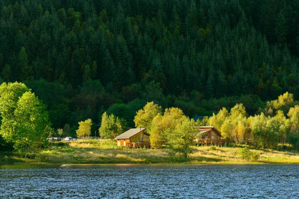Tatil Kiralama chalets Loch Lomond ve Trossachs Milli Park İskoçya'daki Loch Lubnaig bankaların üzerinde.