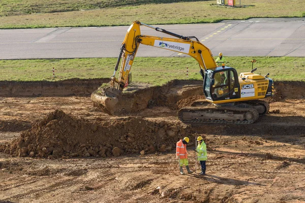 Luton England February 2017 Surveyors Working Construction Site Close Runway — Stock Photo, Image