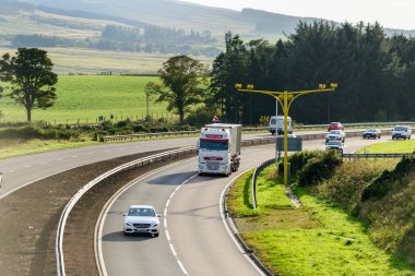 Gleneagles, İskoçya - 03 Ekim 2016: İskoçya'daki A9 gövde yolda operasyonda hız kameraları.